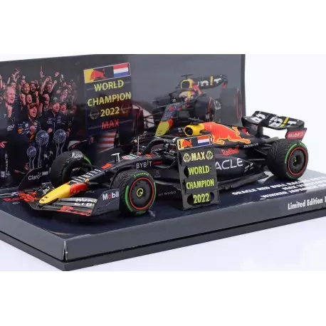 Minichamps : Red Bull RB18 #1 F1 World Champion with pitboard Japon 2022 Max Verstappen