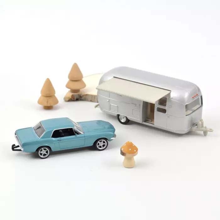 Norev : Ford Mustang │ 1968 Bleu métallisé et Caravane Airstream Jet-car 