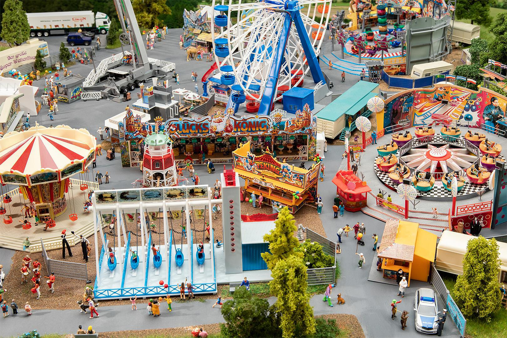 Faller : Kit Fête Foraine "plaisir de la fête foraine"